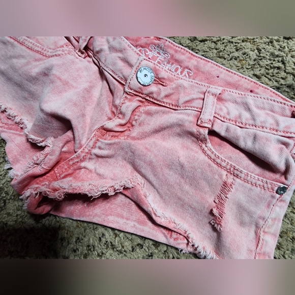Almost Famous Jeans Size 7 Mini Shorts Low-rise Stretch Distressed Lo Low Rise - Picture 2 of 4